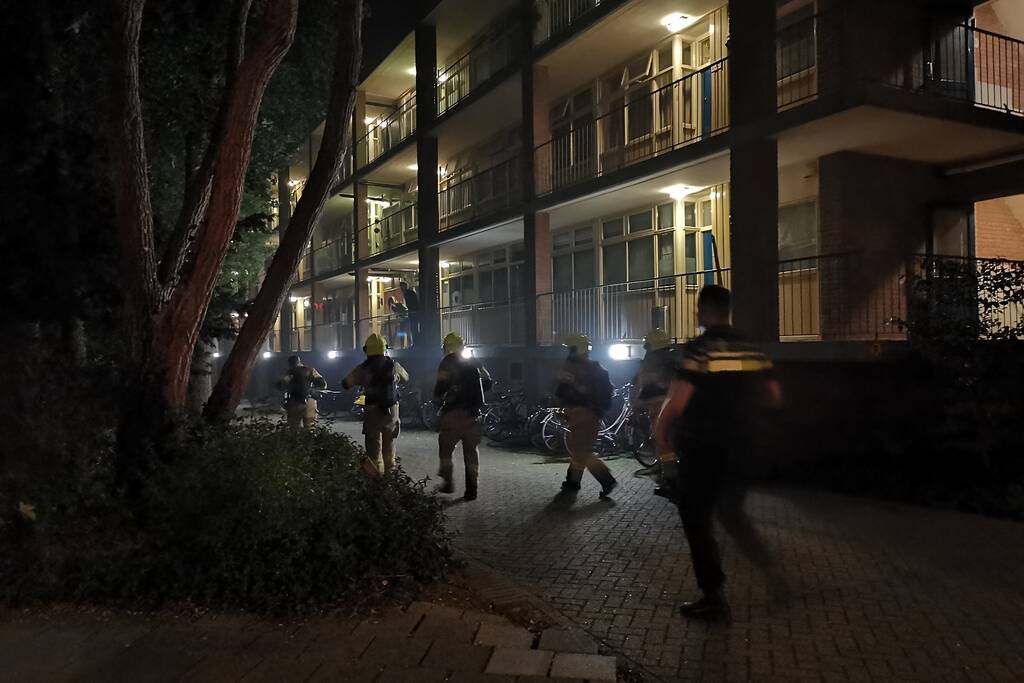 Brand in keuken van flatwoning