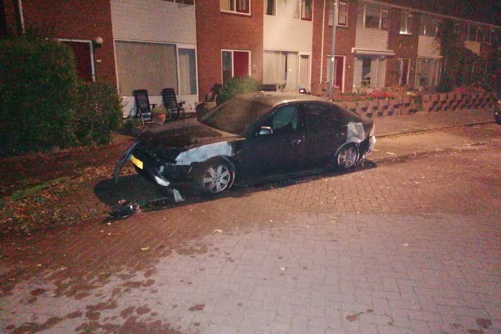 Auto verwoest na brand