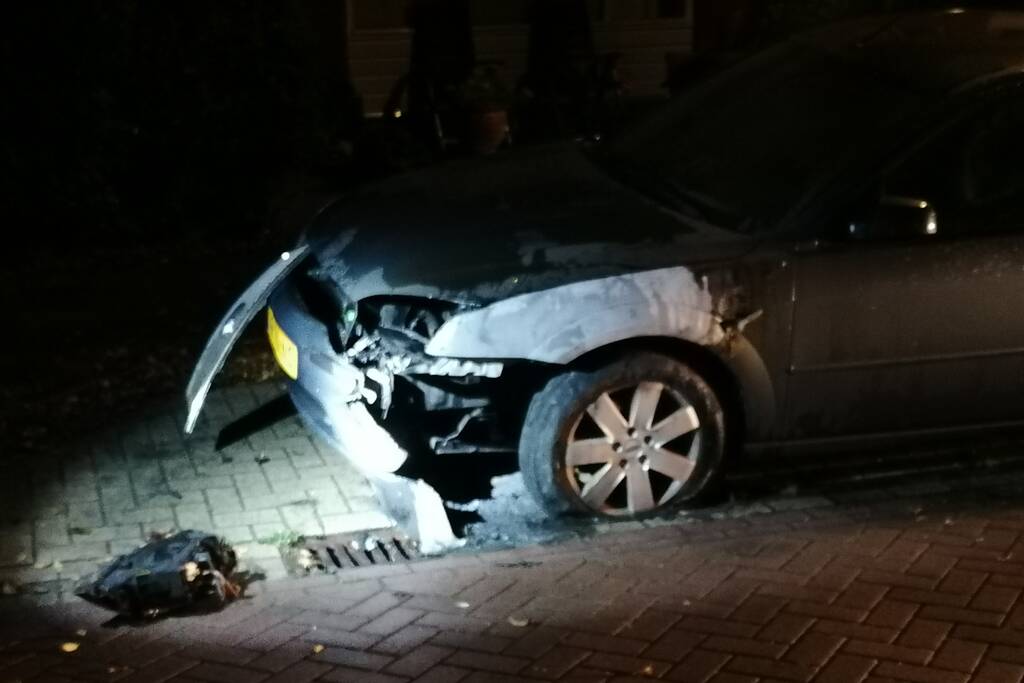 Auto verwoest na brand