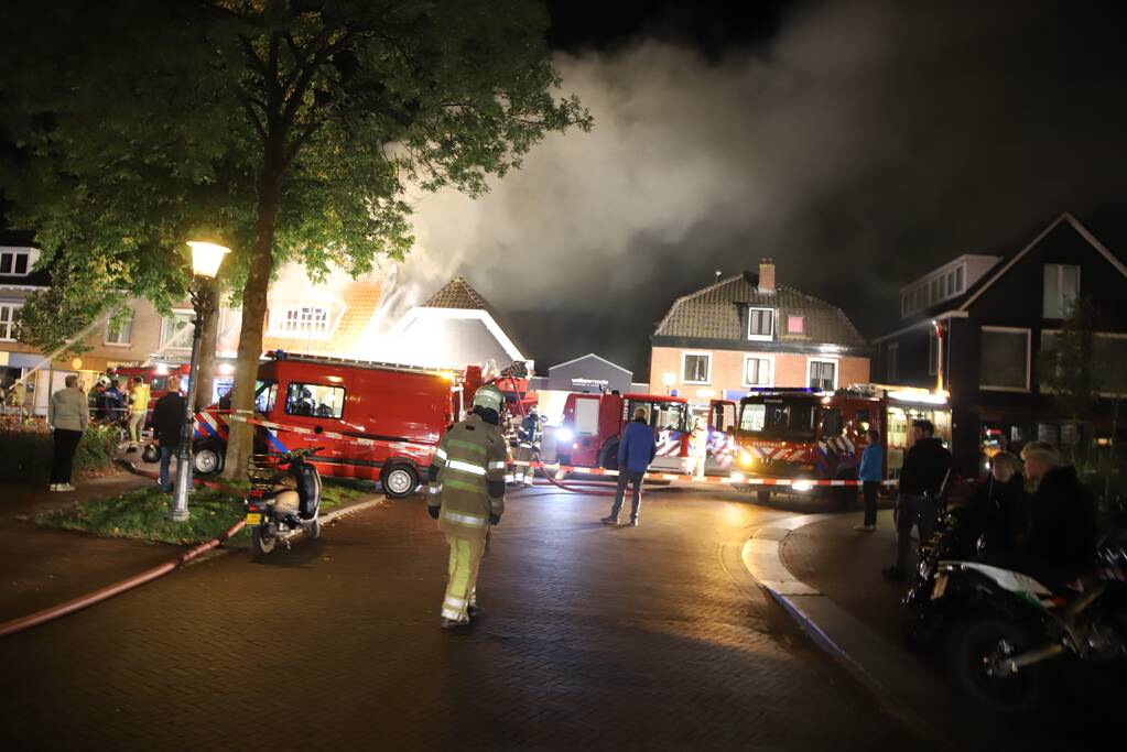 Grote uitslaande brand in cafetaria