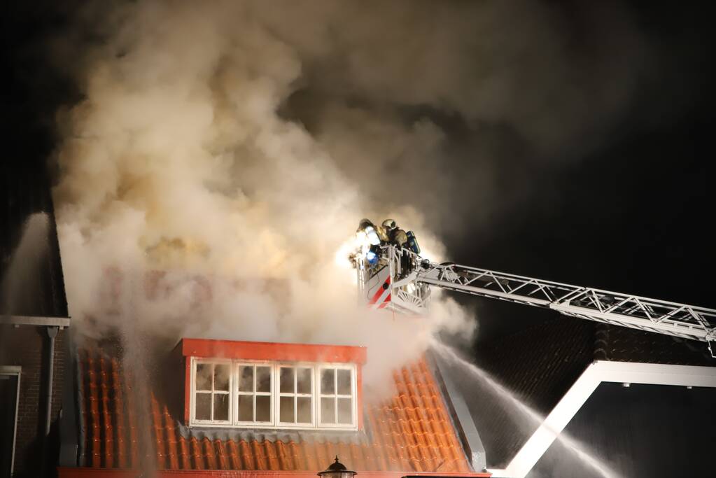 Grote uitslaande brand in cafetaria