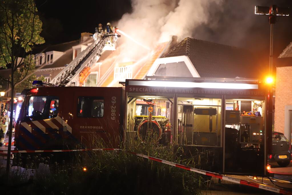 Grote uitslaande brand in cafetaria