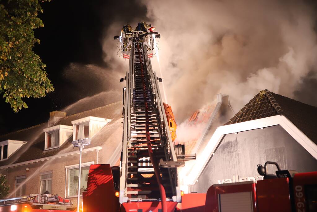 Grote uitslaande brand in cafetaria