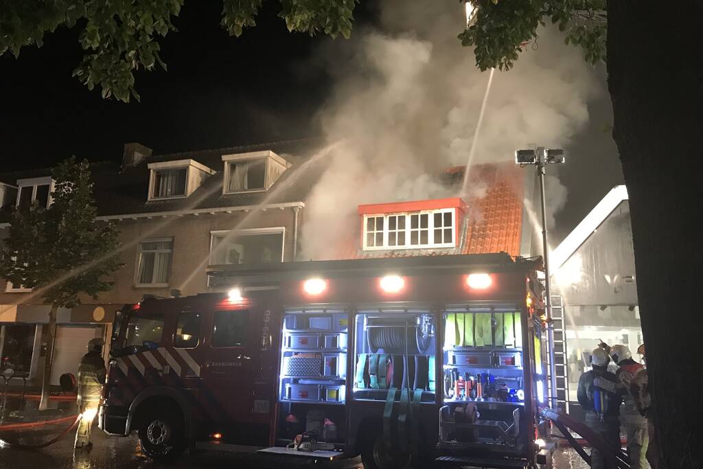 Grote uitslaande brand in cafetaria