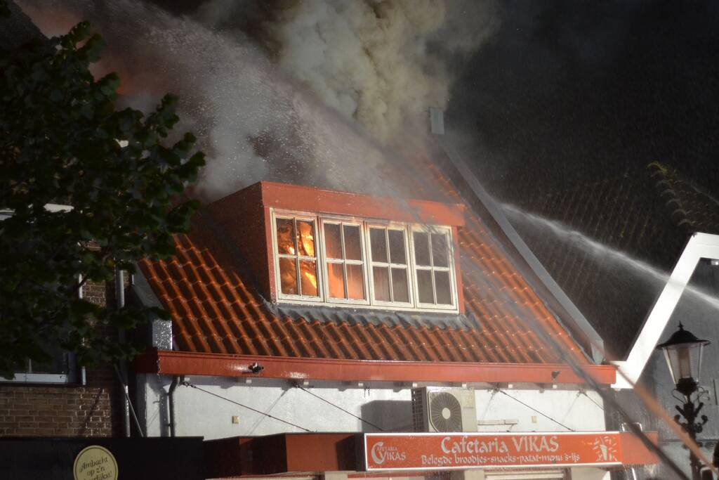Grote uitslaande brand in cafetaria