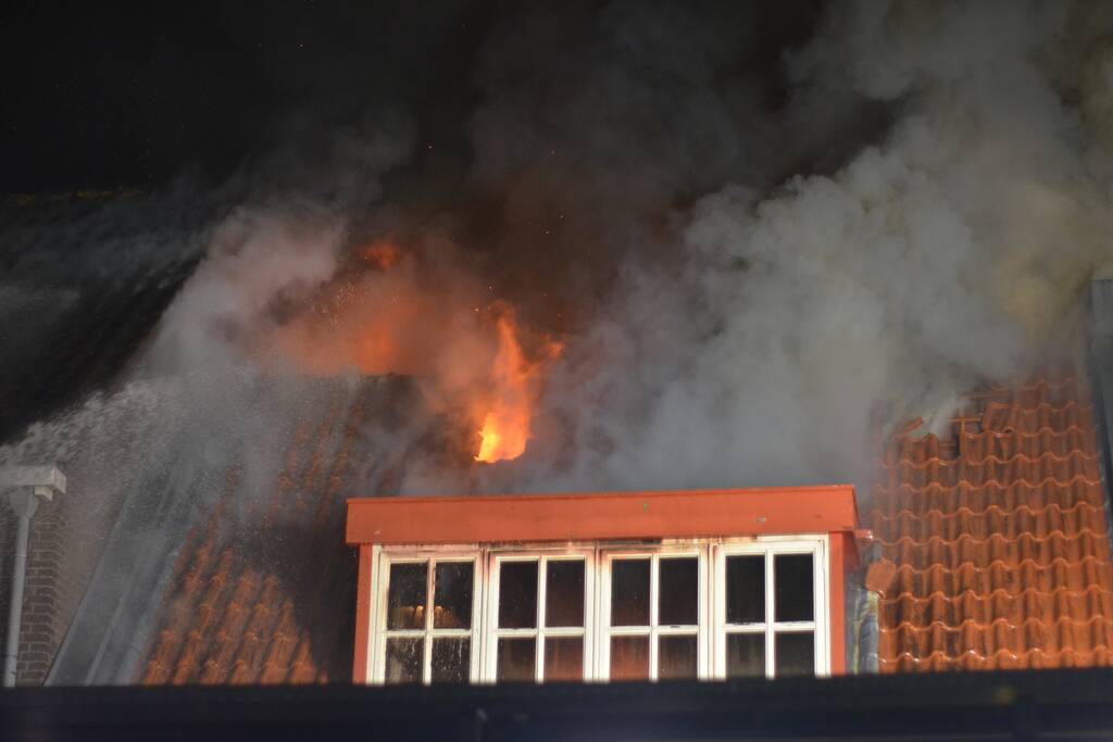 Grote uitslaande brand in cafetaria