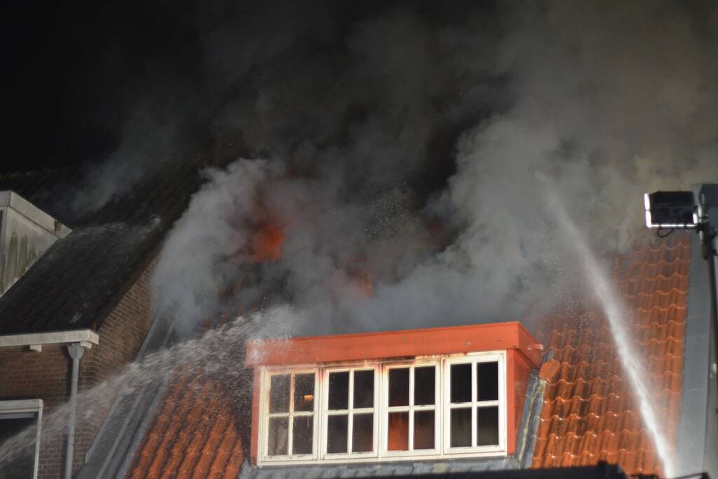 Grote uitslaande brand in cafetaria