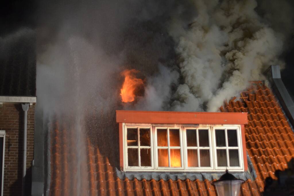 Grote uitslaande brand in cafetaria