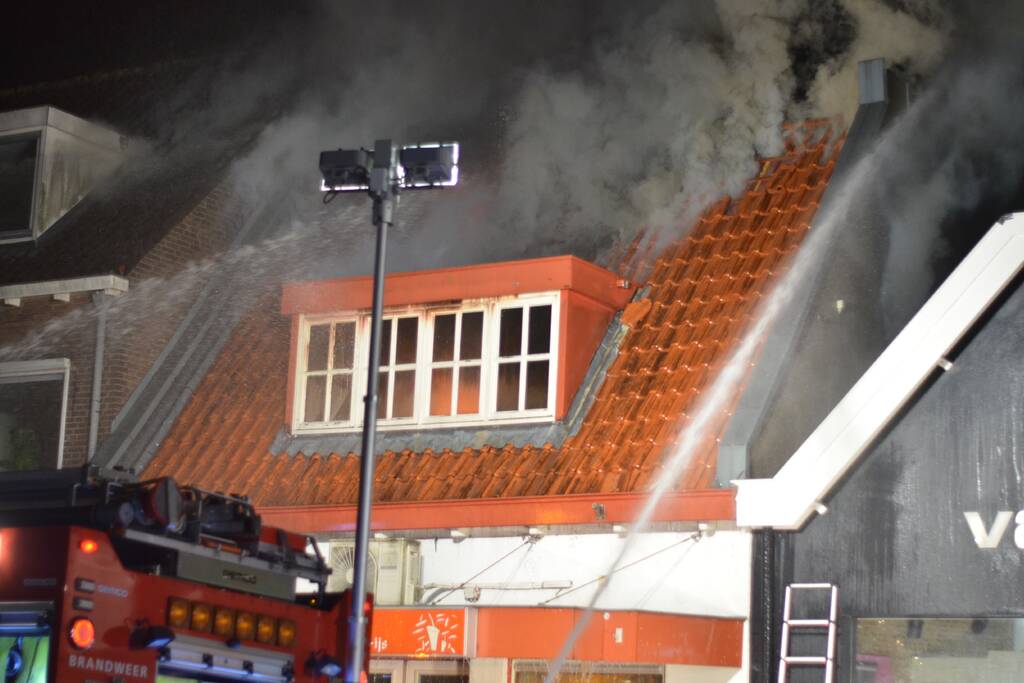 Grote uitslaande brand in cafetaria