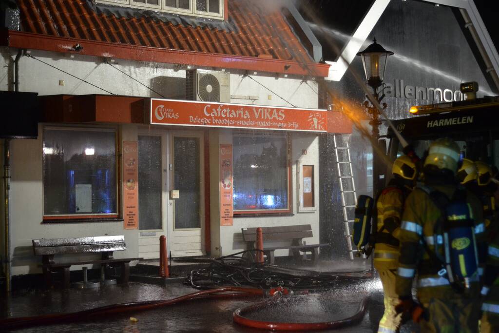 Grote uitslaande brand in cafetaria