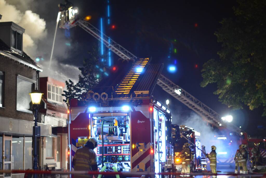 Grote uitslaande brand in cafetaria