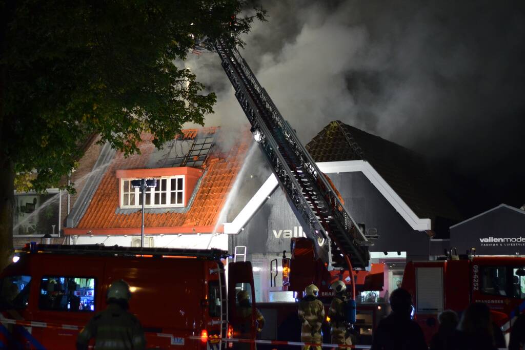 Grote uitslaande brand in cafetaria
