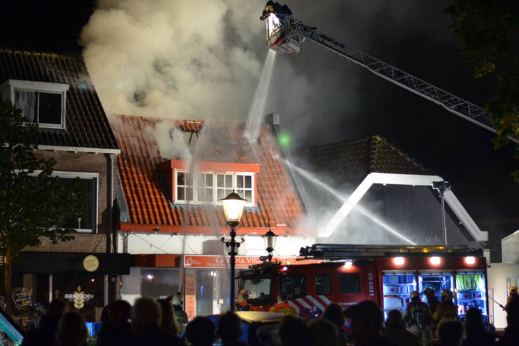 Grote uitslaande brand in cafetaria