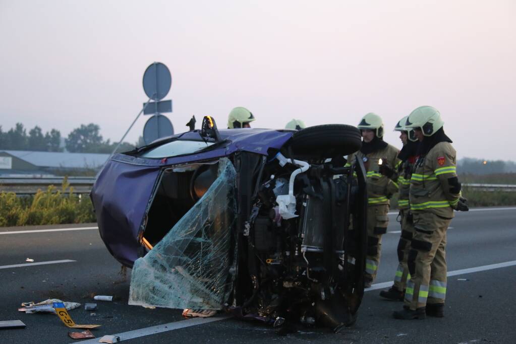 Auto belandt op zijn kant op snelweg