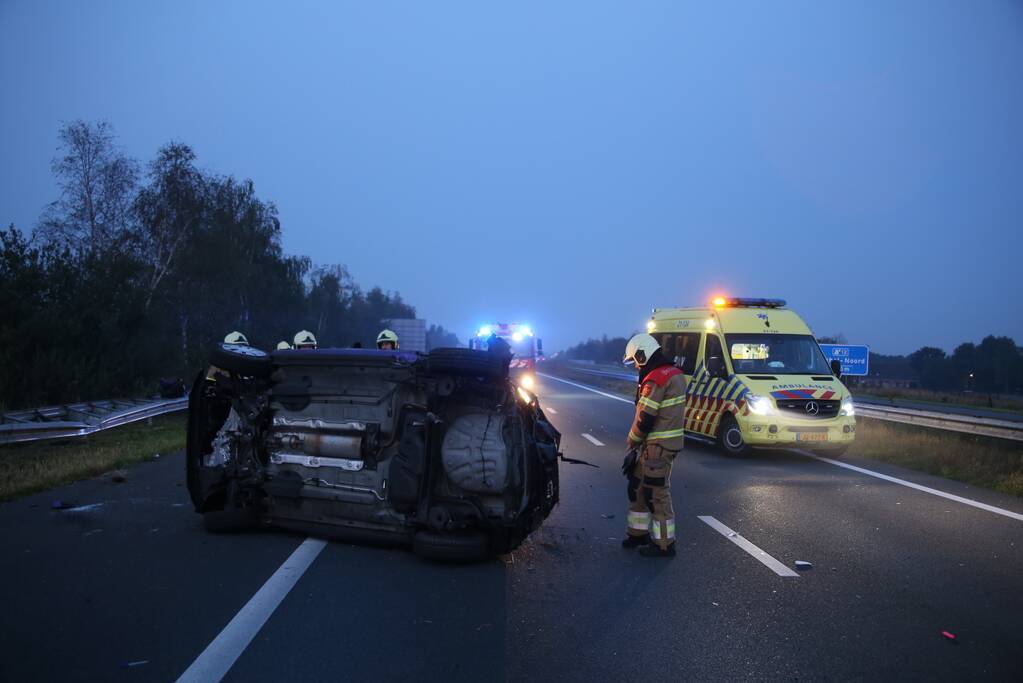 Auto belandt op zijn kant op snelweg