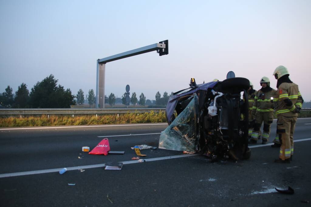 Auto belandt op zijn kant op snelweg