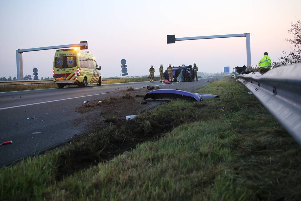 Auto belandt op zijn kant op snelweg