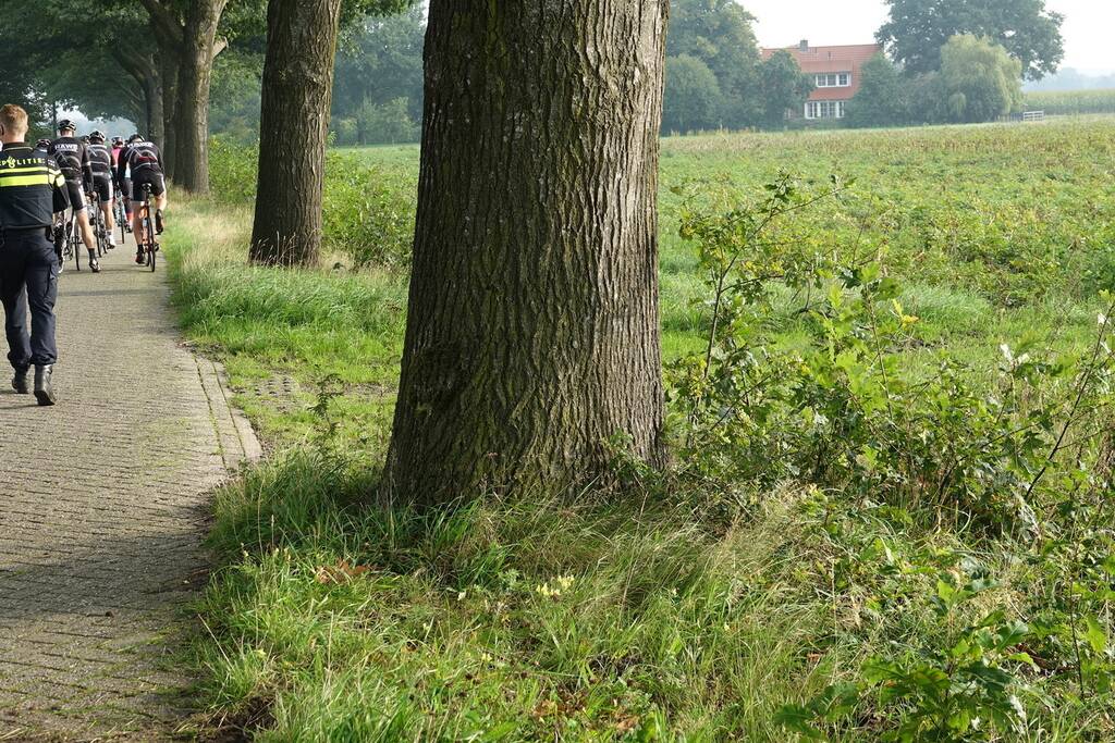 Wielrenner raakt gewond bij harde val