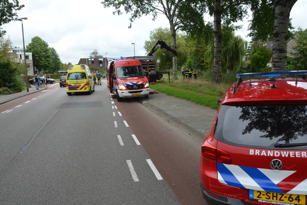 Auto belandt in het water