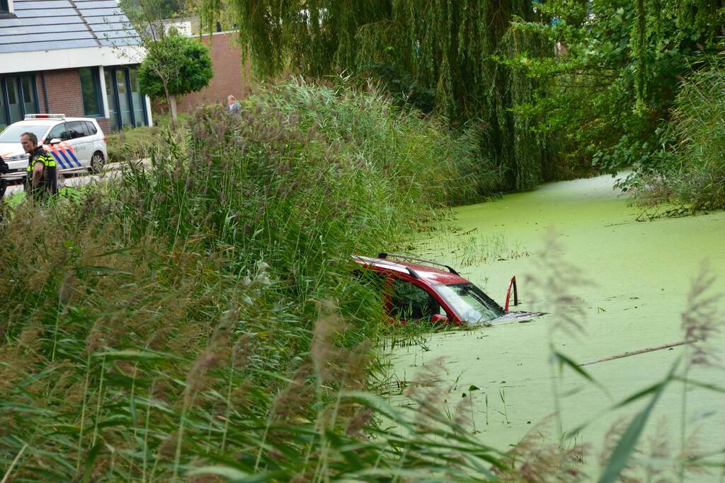 Auto belandt in het water