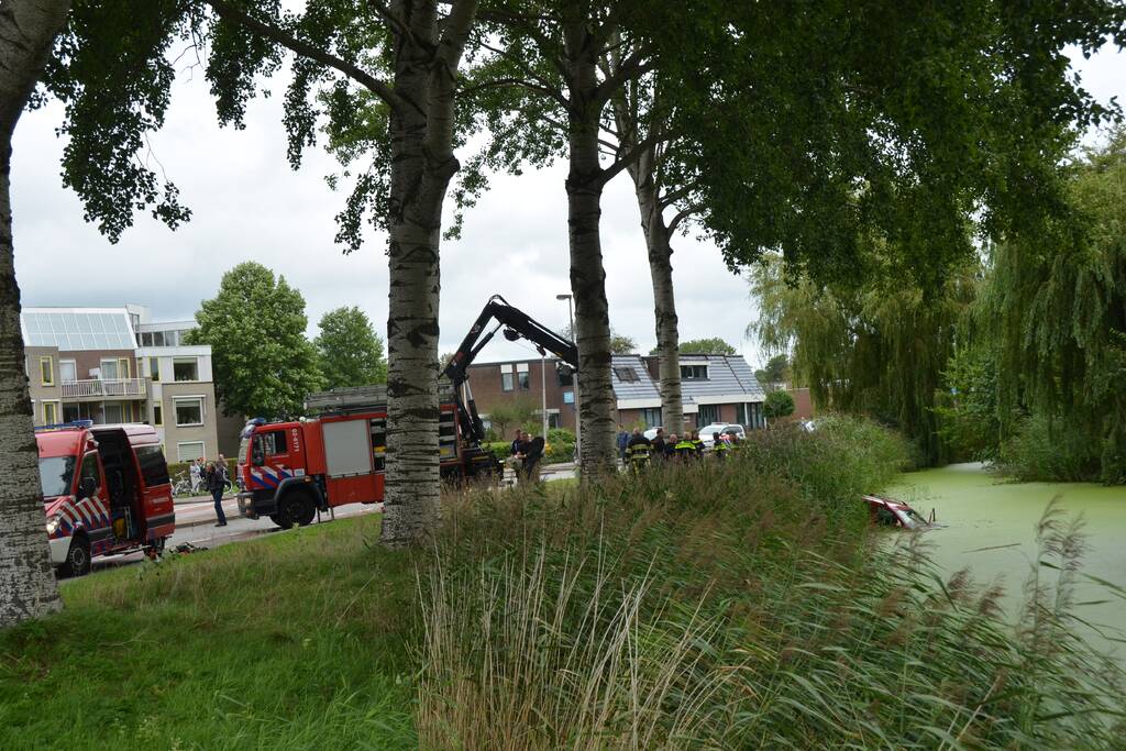 Auto belandt in het water