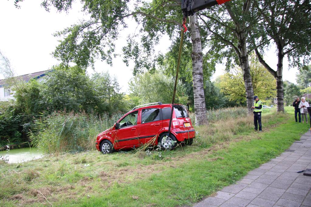 Auto belandt in het water