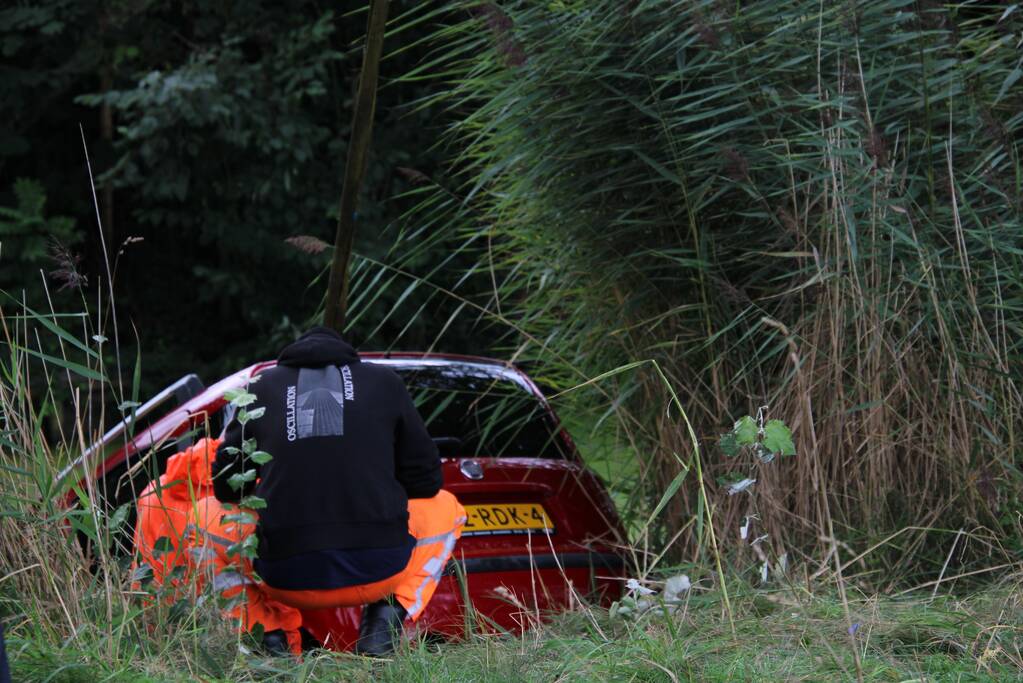 Auto belandt in het water
