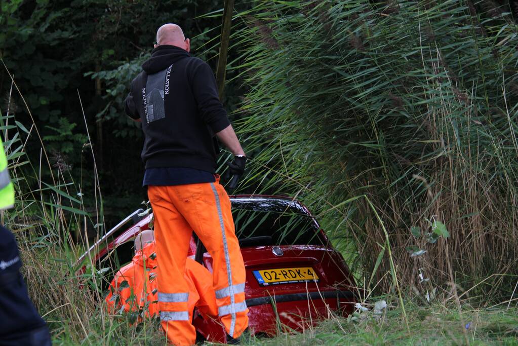 Auto belandt in het water
