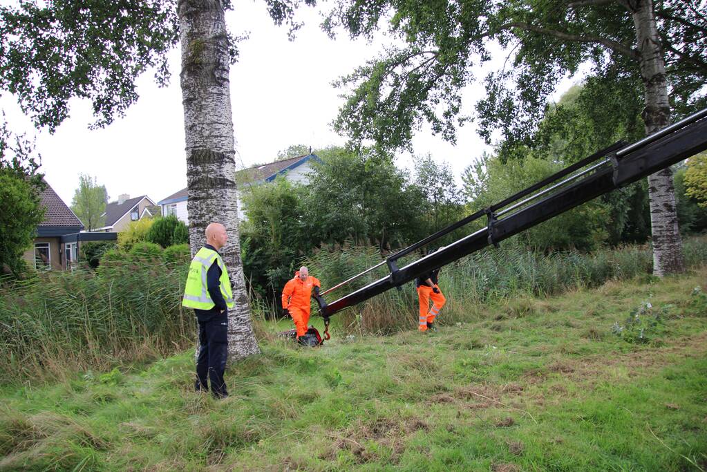 Auto belandt in het water
