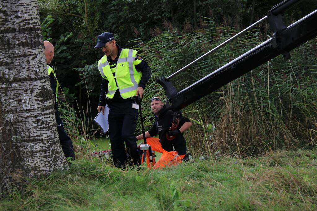 Auto belandt in het water