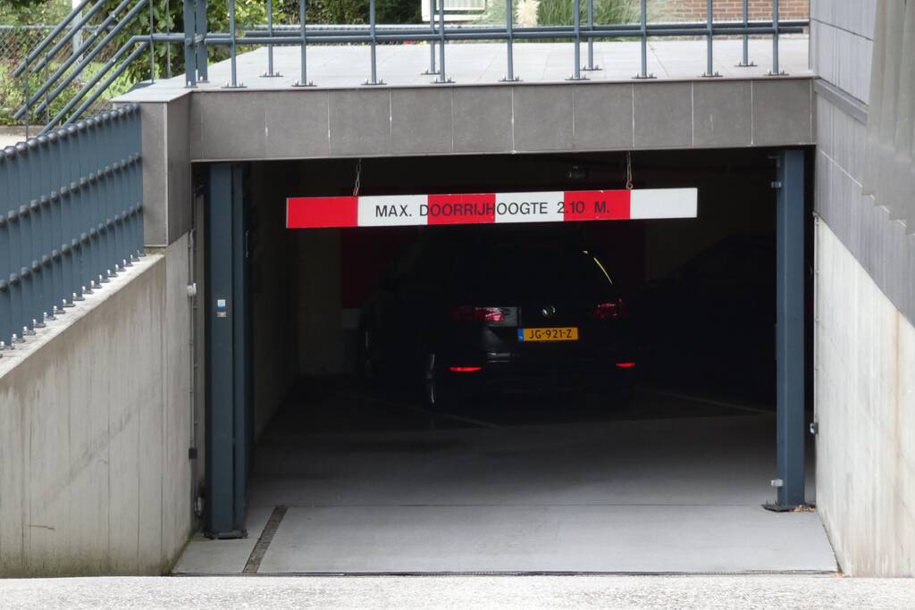 Autobrand in parkeergarage