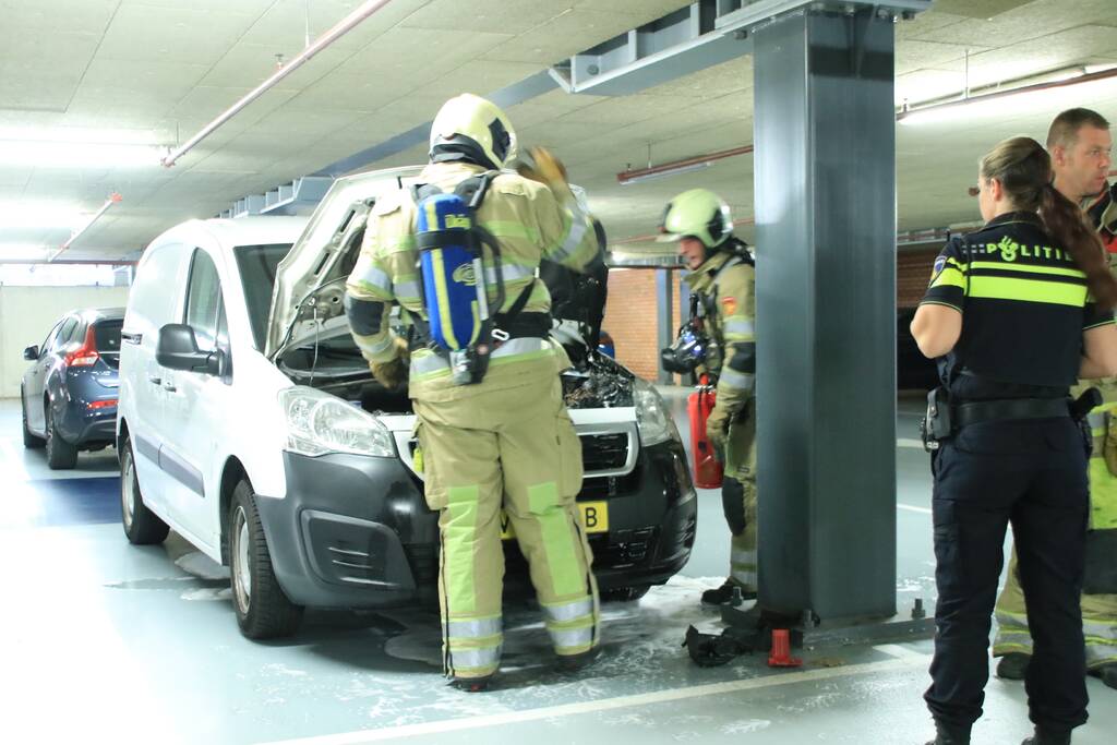 Autobrand in parkeergarage