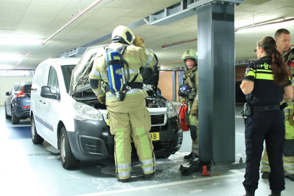 Autobrand in parkeergarage