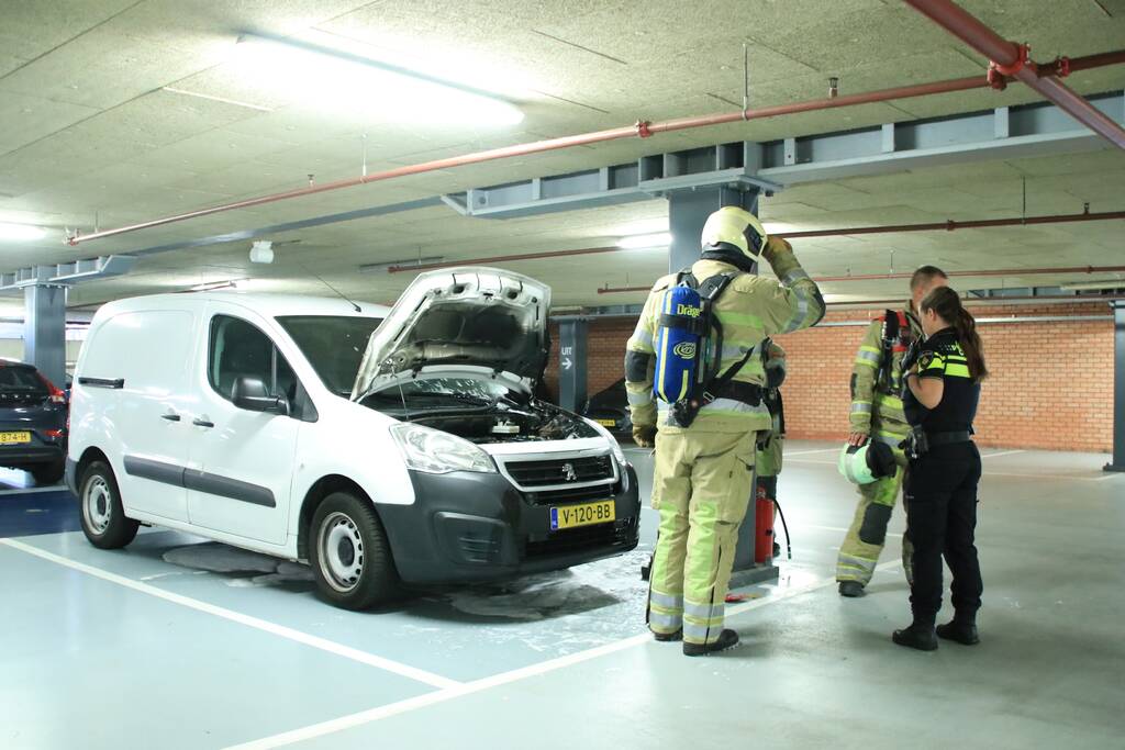 Autobrand in parkeergarage