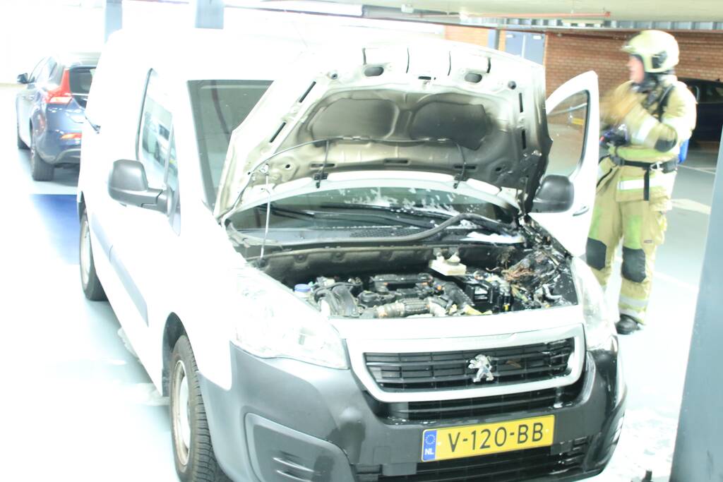 Autobrand in parkeergarage