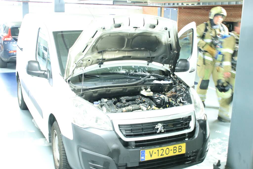 Autobrand in parkeergarage