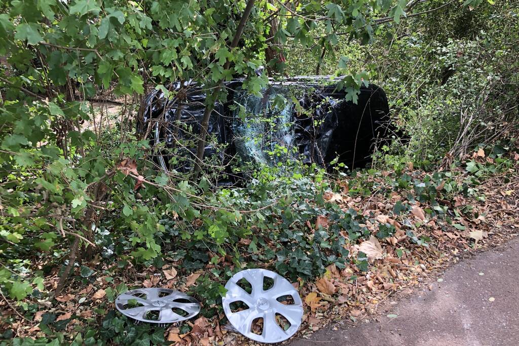 Automobilist knalt tegen vangrail en belandt tegen boom