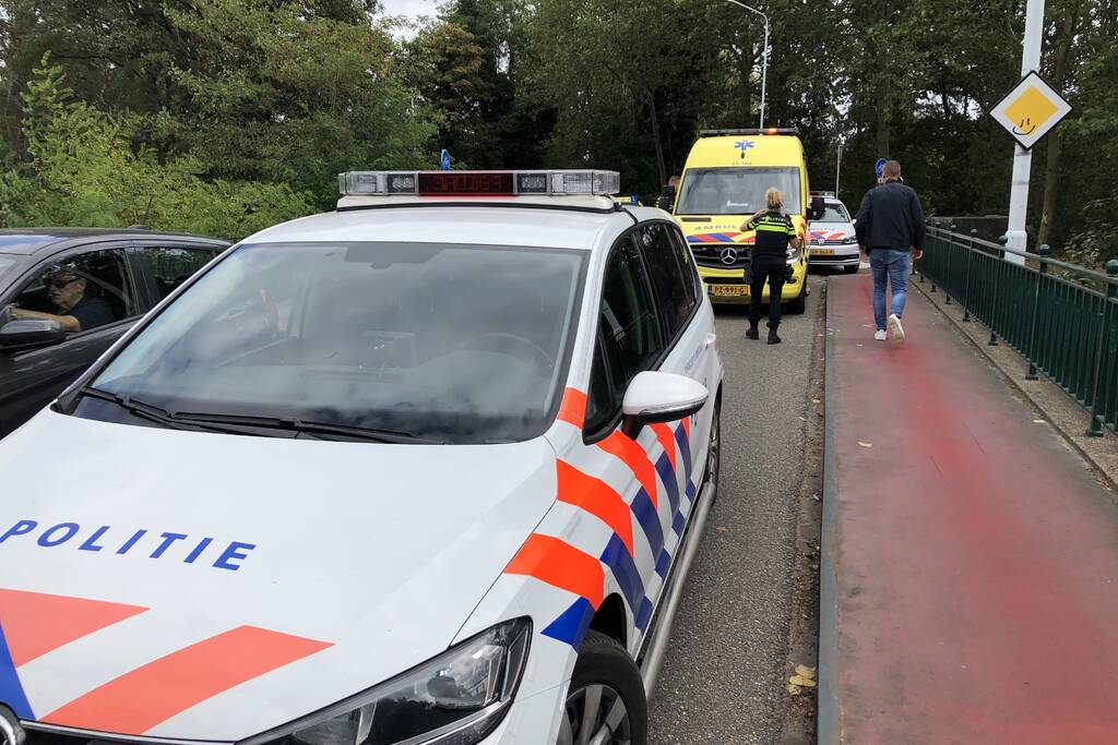 Automobilist knalt tegen vangrail en belandt tegen boom