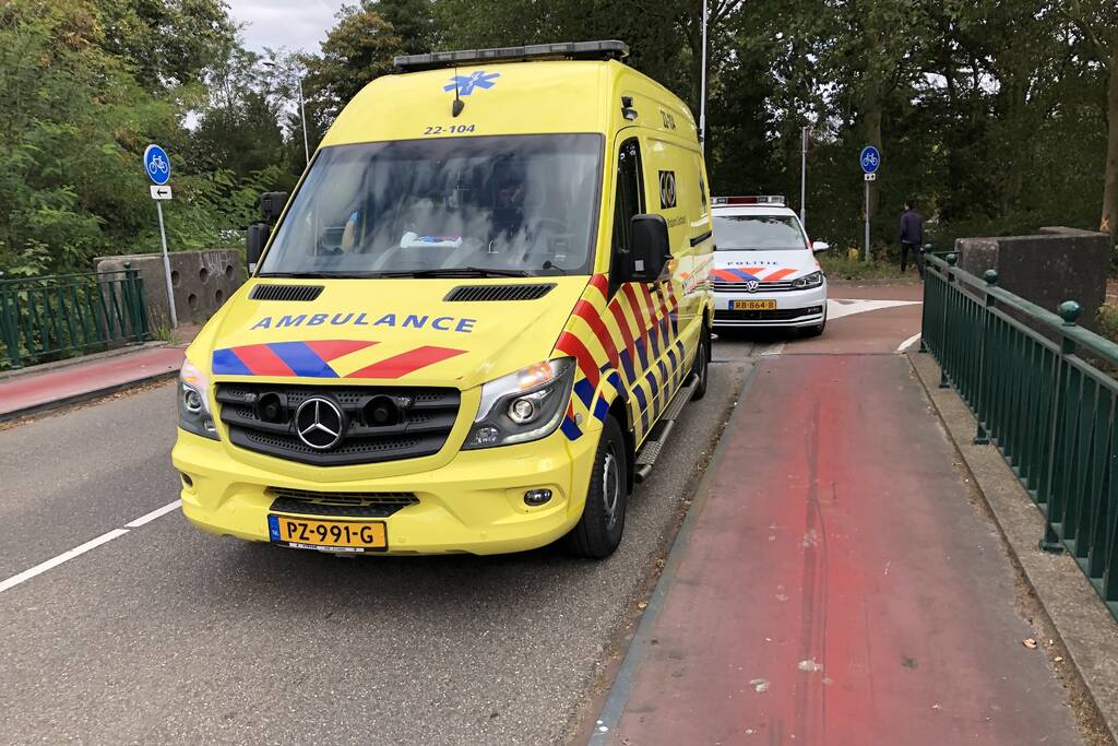 Automobilist knalt tegen vangrail en belandt tegen boom