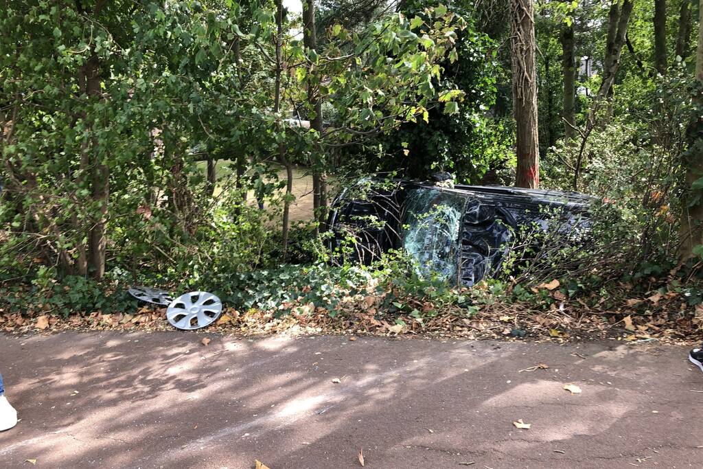 Automobilist knalt tegen vangrail en belandt tegen boom