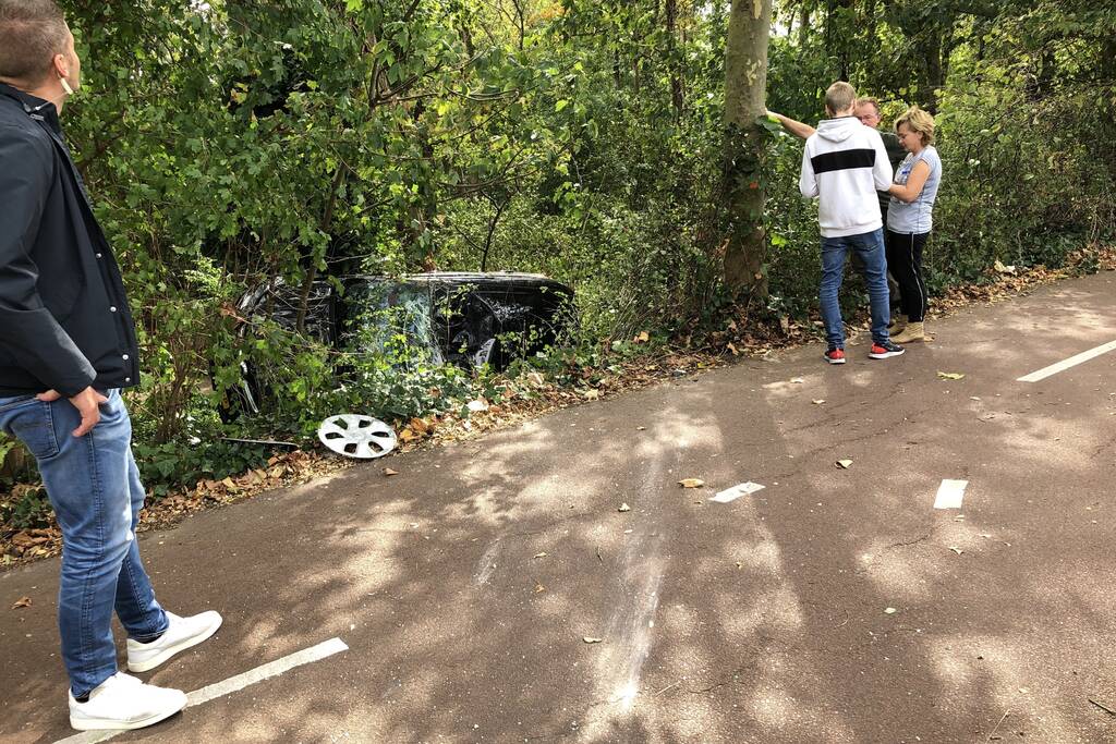 Automobilist knalt tegen vangrail en belandt tegen boom