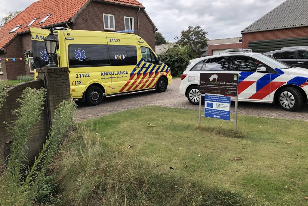 Brommerrijder botst op stilstaande bestelbus met aanhanger