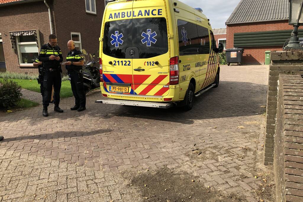 Brommerrijder botst op stilstaande bestelbus met aanhanger