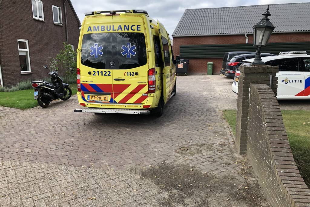 Brommerrijder botst op stilstaande bestelbus met aanhanger