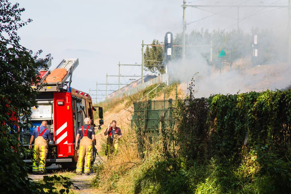 Veel rook bij brand in berm langs spoor