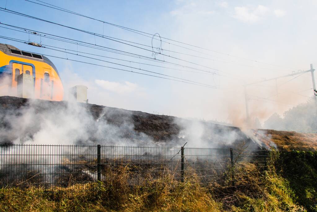 Veel rook bij brand in berm langs spoor