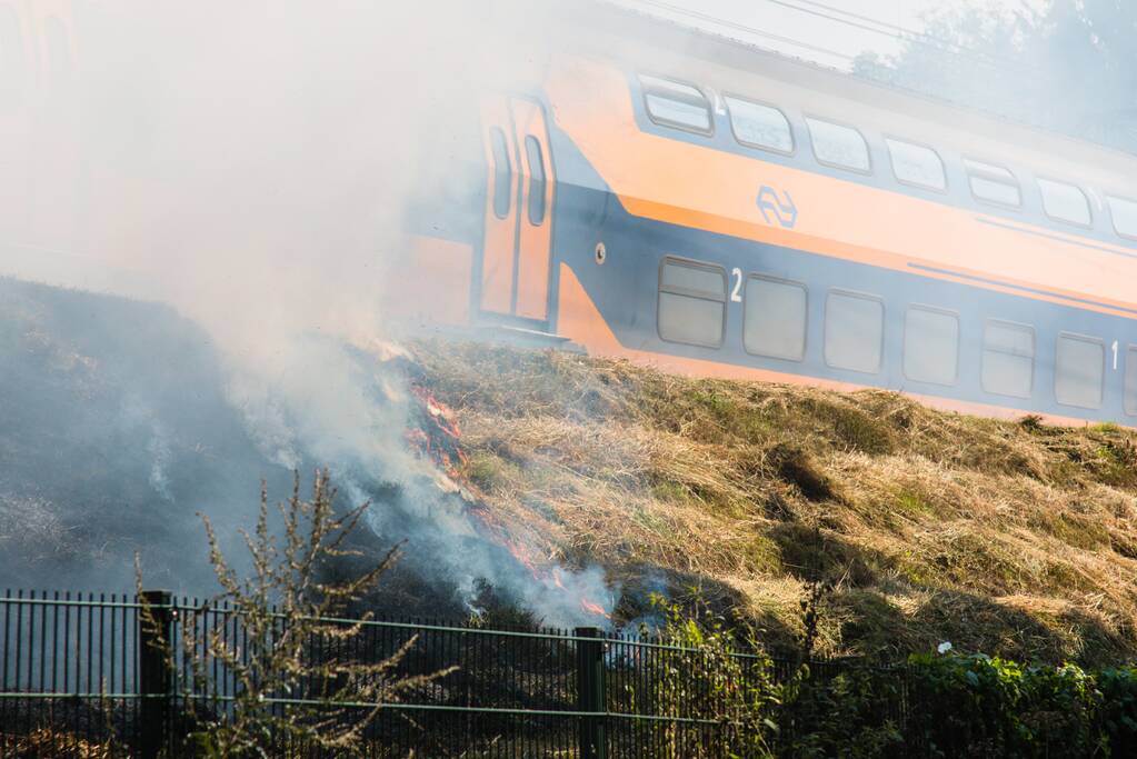 Veel rook bij brand in berm langs spoor