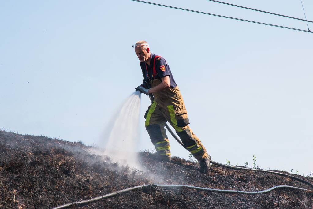 Veel rook bij brand in berm langs spoor