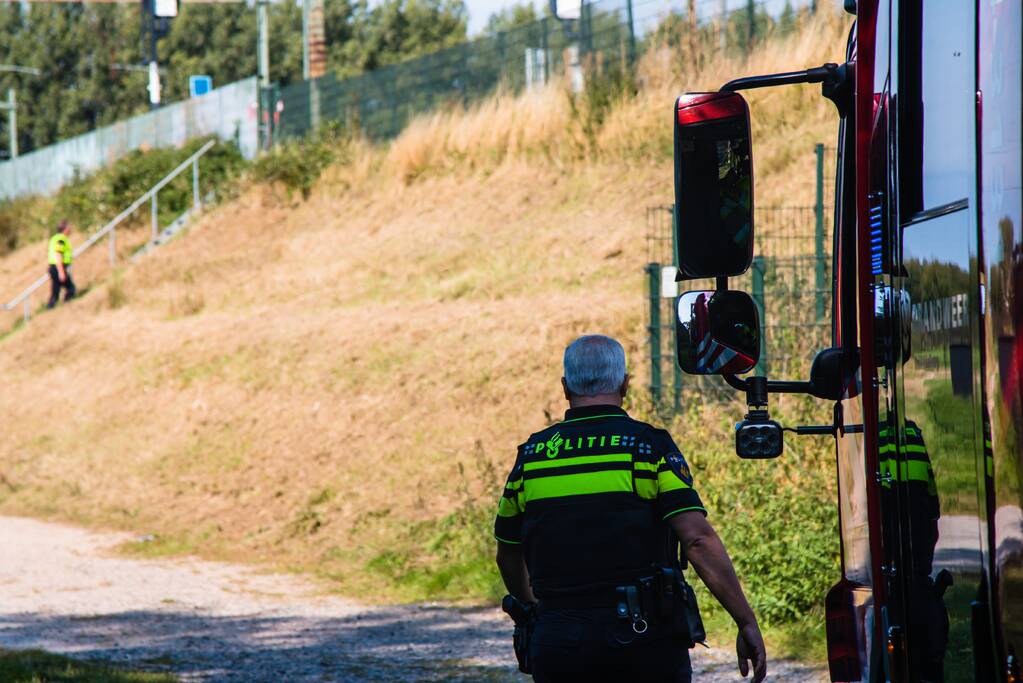 Veel rook bij brand in berm langs spoor