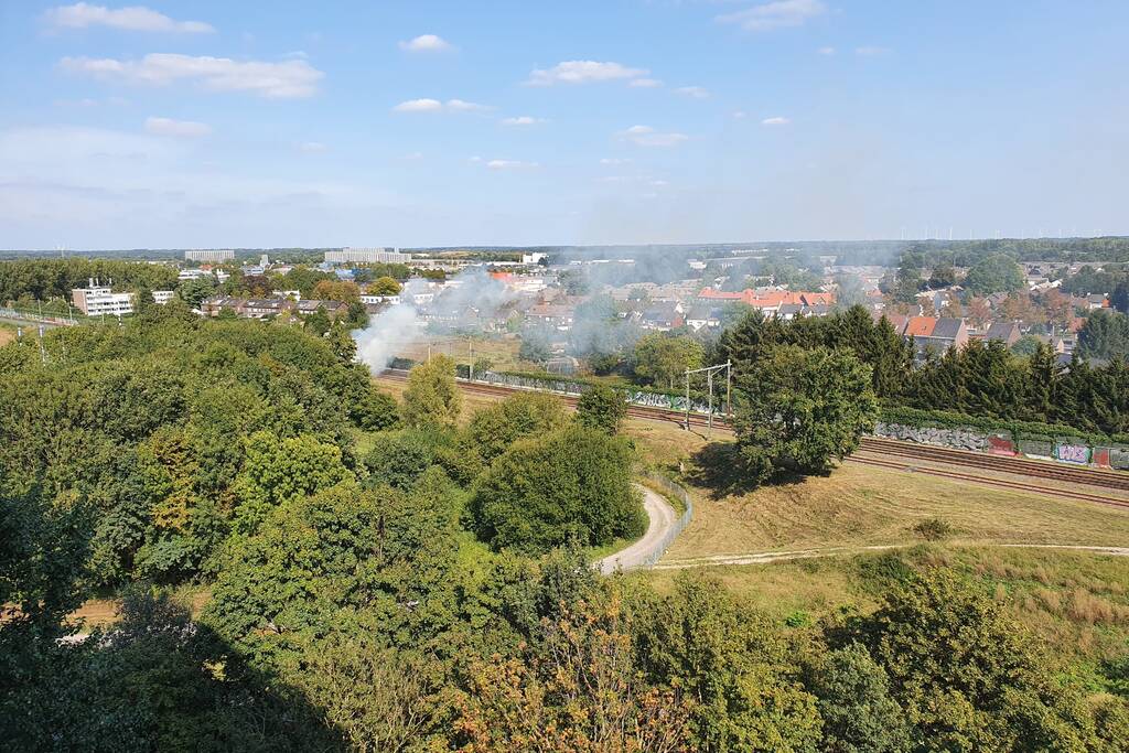Veel rook bij brand in berm langs spoor